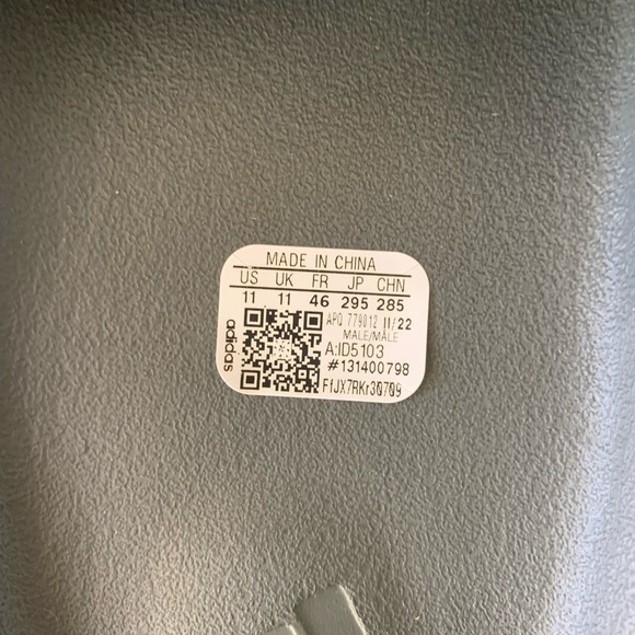 Brand New Yeezy Slides - Picture 4 of 5